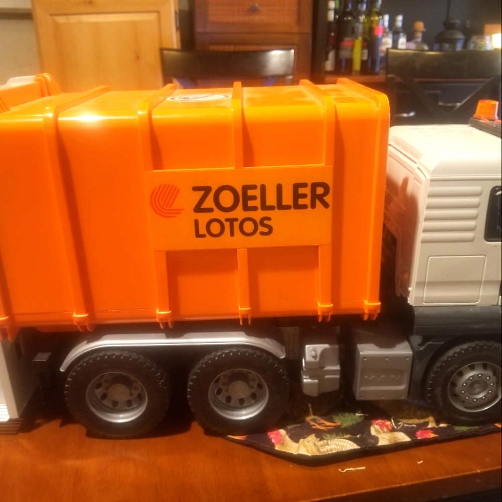 Garbage truck toy